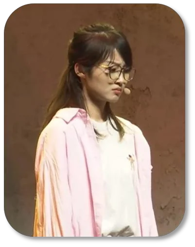 王刘青在《一个人的课堂》中饰演小秦老师